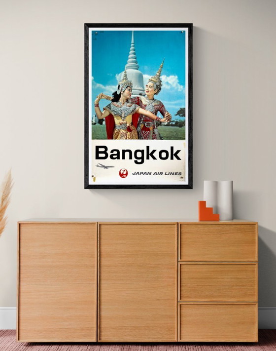 Image 1 of ✈️ Japan Airlines Bangkok – Danseuses du temple – vers 1960 – Affiche originale | 100,5 × 62,5 cm | Japon