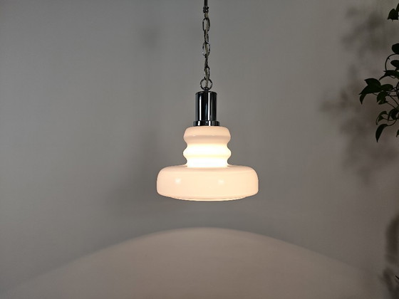 Image 1 of Lampada a sospensione vintage in vetro opalino bianco / Lampada a sospensione moderna di metà secolo jugoslava degli anni '7