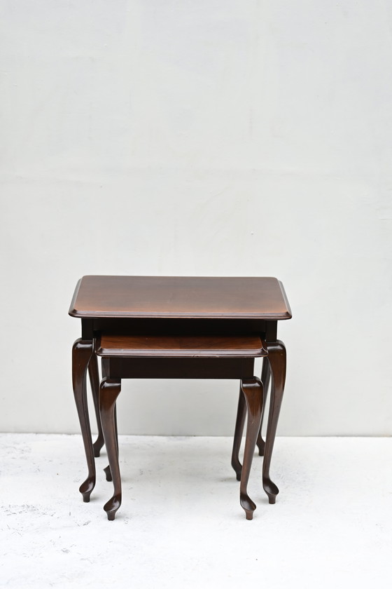 Image 1 of Antieke set van 2 bijzettafels, donkerhouten bijzettafels, klassieke Franse stijl, handgesneden Queen Anne-poten.