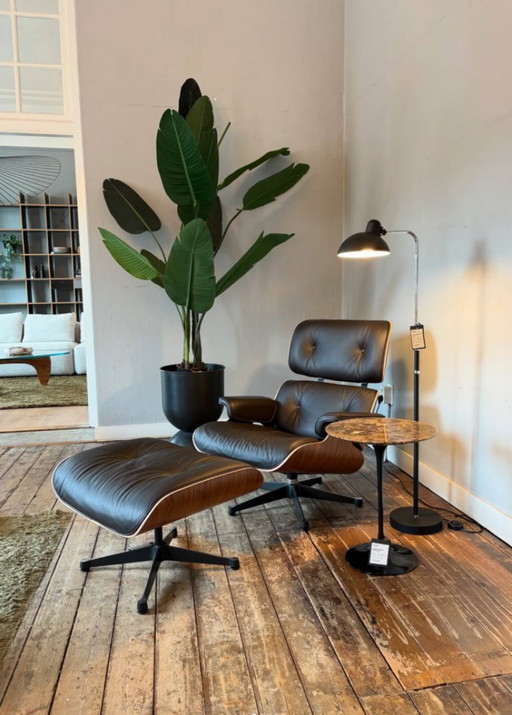 Sillón Vitra Lounge con otomana