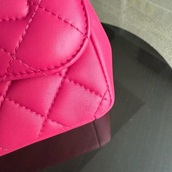 Image 1 of Borsa Chanel Chic Flap Small - 23 cm in pelle di agnello trapuntata rosa acceso con finiture dorate, serie 22