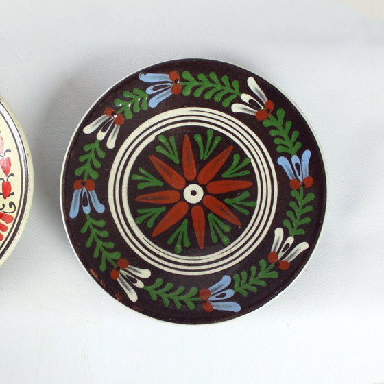 Image 1 of Set van drie vintage keramische wandborden in volkskunststijl, Tsjechoslowakije en Roemenië, jaren 1950.