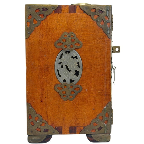 Chinesische Holz-Schmuckschatulle mit geschnitzten Steinplatten und Messingbeschlägen – Dekorative Objekte (photo 10 of 10)