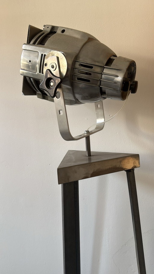 Lampada da terra realizzata su misura con faretto da teatro vintage