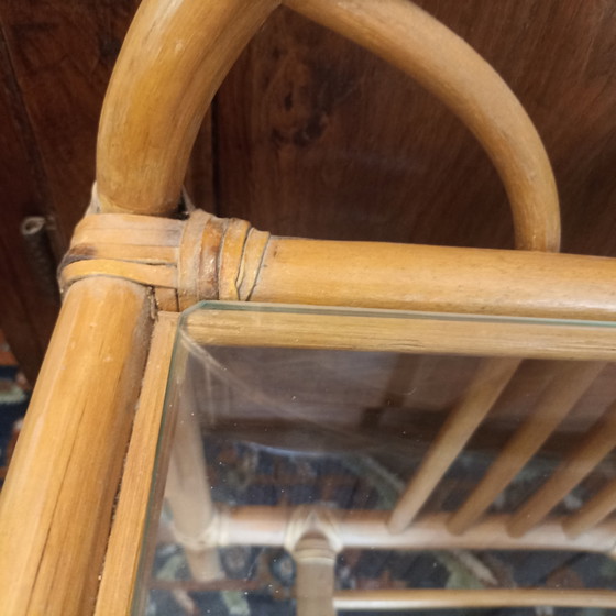 Prachtige Set Vintage Rotan Nachtkastjes / Bijzettafels Met Glas (Jaren '70) – Bamboo, Rattan (photo 3 of 6)