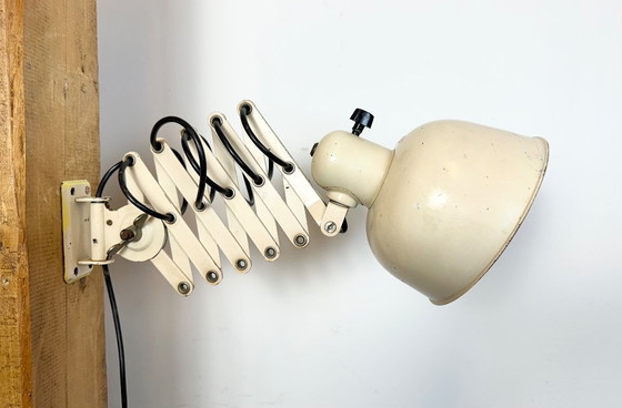 Image 1 of Beigefarbene, industrielle Wandleuchte im Midcentury-Stil mit Scherenmechanismus von Wila Leuchten, 1960er Jahre