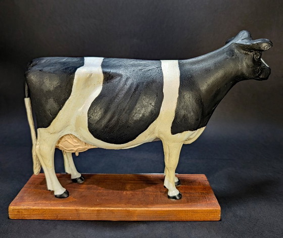 Grande mucca tedesca Black-Bunte d'epoca su piedistallo – Sculture, Metal, Wood (photo 6 of 6)