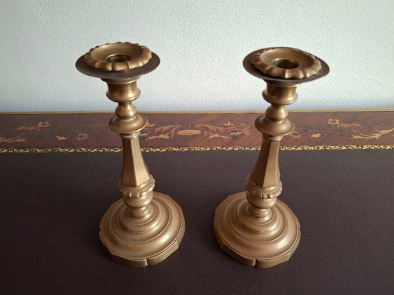 Image 1 of Par de candelabros grandes de latón dorado, siglo XIX