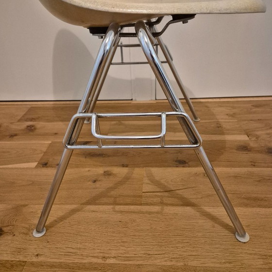 Image 1 of 2 chaises latérales Eames en fibre de verre (piètement DSS)