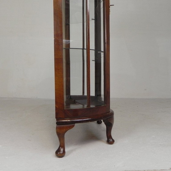 Image 1 of Engelse Art Deco vitrinekast op sierlijke poten, jaren 30
