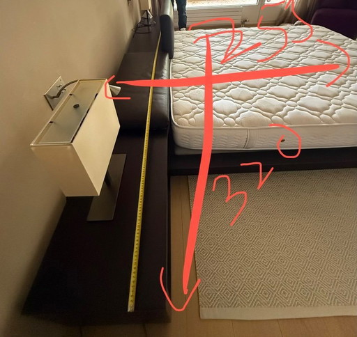 Cama de diseño POLIFORM con mesitas de noche integradas.