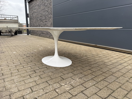 Image 1 of Table de salle à manger ovale Knoll Tulip, Eero Saarinen (244 cm), marbre de Carrare