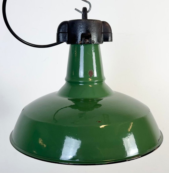 Image 1 of Industriële groene emaille fabriekshanglamp, jaren 60