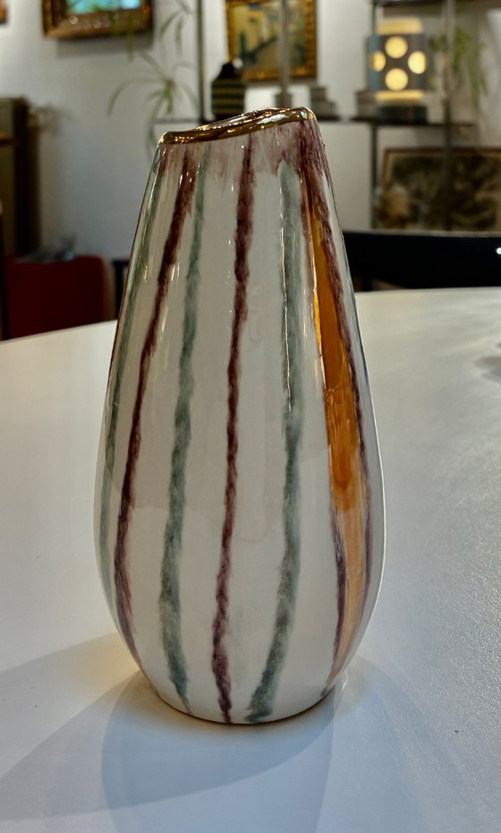 Vaso in ceramica fine / maiolica a righe verticali, anni '50, Vasi, Bianco, Mid Century Modern (foto 6 di 7)