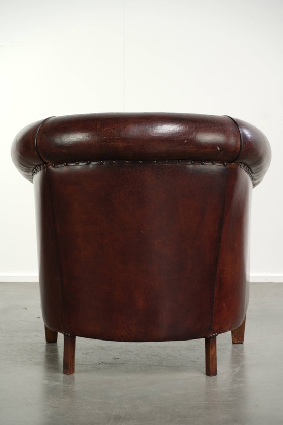 Stoere vintage schapenleren clubfauteuil met mooie kleuren en een luxe afwerking met siernagels en zwarte (photo 4 of 12)