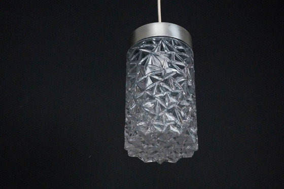 Image 1 of Een paar Italiaanse hanglampen van glas en gepolijst aluminium, jaren 70.
