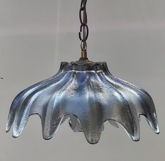 Image 1 of Lampada a sospensione in vetro ghiacciato a forma di calice e di petalo