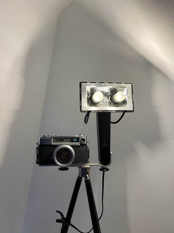 Original Yashica camera on a tripod with large flash (mains powered) – Decorative Objects, Glass, Metal (photo 7 of 15)
