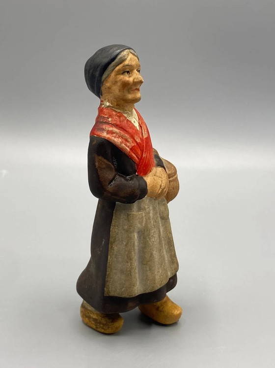 Vintage polychrome terracotta statuette depicting a peasant woman, French work, circa 1940 (photo 4 of 5)