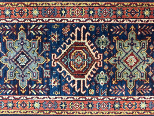 Tappeto lungo decorativo in stile Mid-Century, nei toni dell'indaco e della terra. 470 x 70 cm.