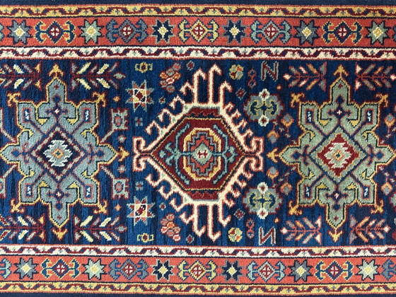 Image 1 of Tappeto lungo decorativo in stile Mid-Century, nei toni dell'indaco e della terra. 470 x 70 cm.