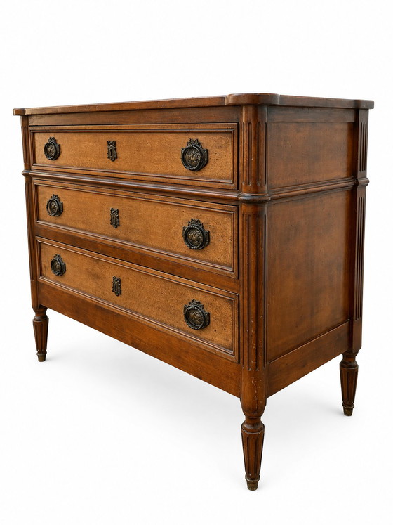 Louis XVI style light walnut chest of drawers with fluted motifs and three drawers – Wood (photo 4 of 9)