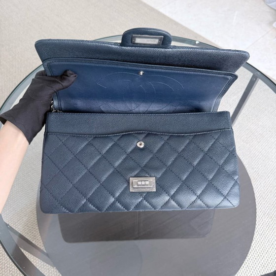 Image 1 of Chanel 2.55 Reissue 227 - Caviar trapuntato blu scuro, hardware in argento rutenio, serie 19