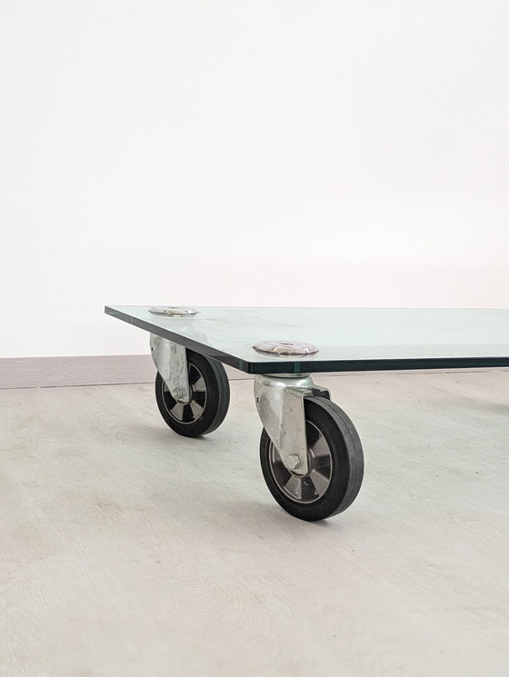 Image 1 of Table basse - Cristal - Table basse en cristal, sur roulettes, dans le style de Gae Aulenti