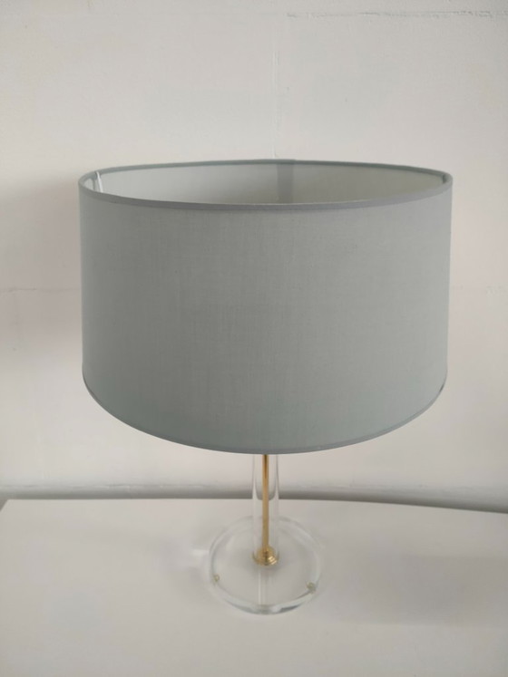 Image 1 of Lámpara de mesa de plexiglás estilo Hollywood Regency con pantalla gris.