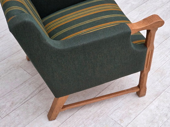 Image 1 of Fauteuil danois des années 1970, en laine verte, avec revêtement en chêne massif.
