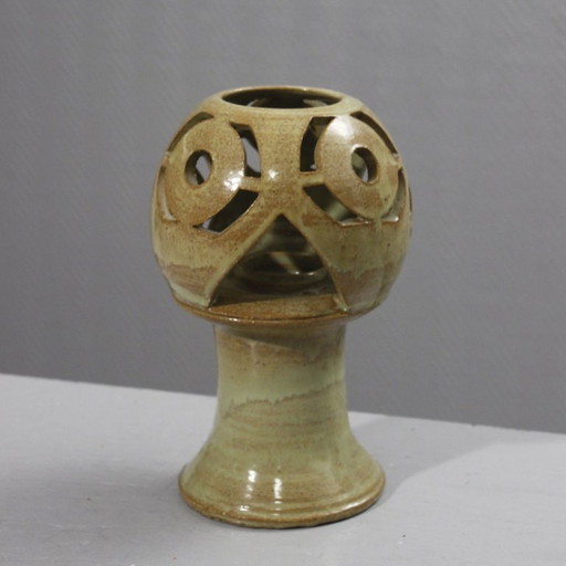 Kandelaar van opengewerkt steengoed, modernistisch ontwerp, 20e eeuw