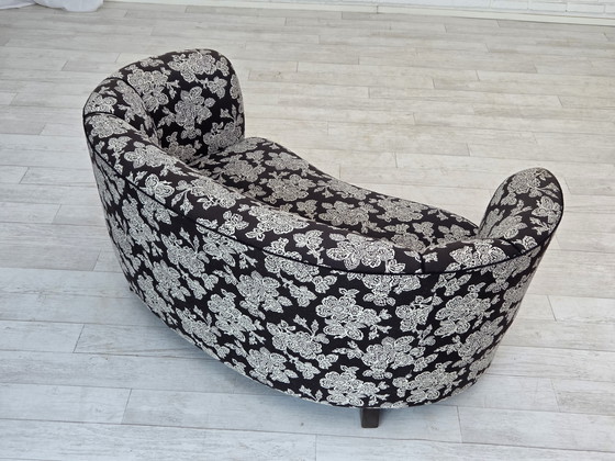 Image 1 of Canapé danois "Banan" 2 places des années 1960, tissu noir et blanc, bois de hêtre