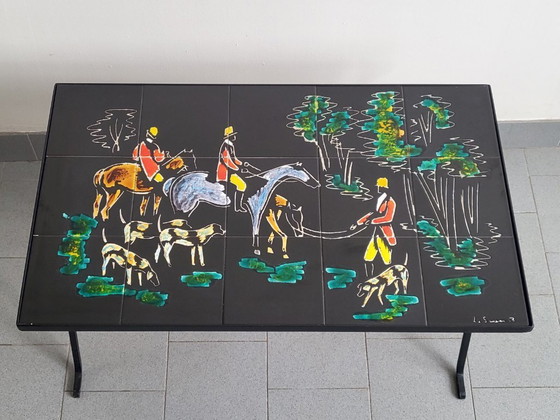 Image 1 of Vintage salontafel/bijzettafel uit de jaren 50 met jachtthema, gemaakt van keramiek en metaal.