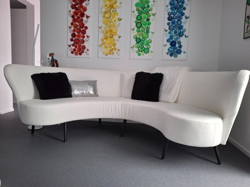 Banco de comedor redondo de piel sintética de color blanco.