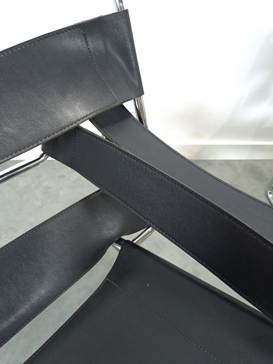 Image 1 of Réplica de la silla Wassily con cuero negro y cromo