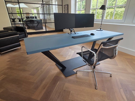 Escritorio de diseño exclusivo con gestión de cables y brazo para monitor. – bureau, Mdf, Metal