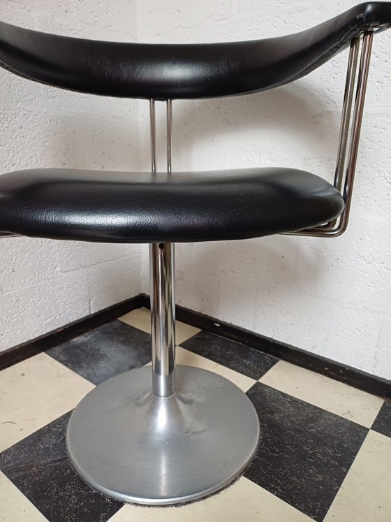 Image 1 of Fauteuil pivotant vintage Börje Johanson avec revêtement en similicuir noir et piètement chromé en forme de trompette