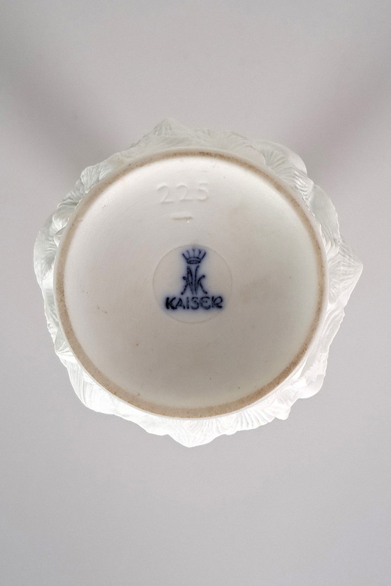 Image 1 of Kaiser vase with shell motif