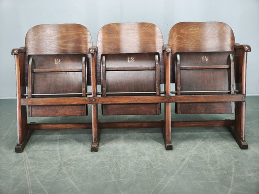 Zeldzame Tsjechoslowaakse bioscoopbank met drie zitplaatsen uit de jaren 1920, in Thonet-stijl.