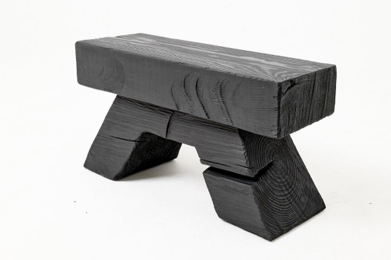 Image 1 of Rustieke, sculpturale kruk/bijzettafel, gebrand zwart eikenhout, gesneden, uniek, Logniture
