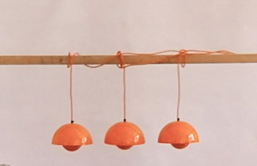 Trois lampes pendantes en forme de pot de fleurs Poulsen