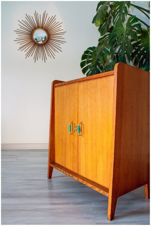 Sideboard with a fin-shaped profile, brass handles and scoubidou cord, 1950s