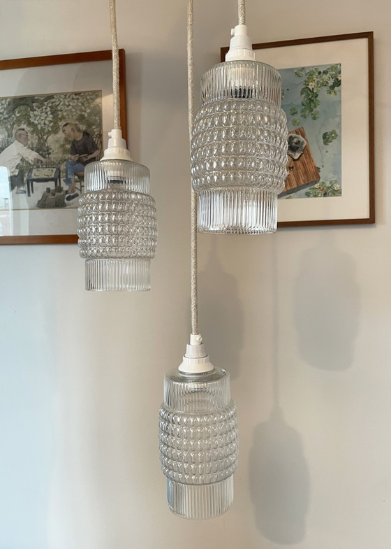 Image 1 of Ensemble de 3 suspensions en verre texturé remises à neuf, style scandinave des années 1970