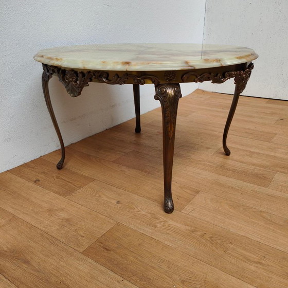 Table basse ronde de style Régence, en laiton avec plateau en marbre onyx. – Tables basses, Marble, Brass (photo 5 of 10)