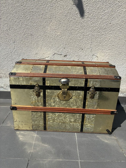 Coffre de dot ancien en bois revêtu de tôle de laiton