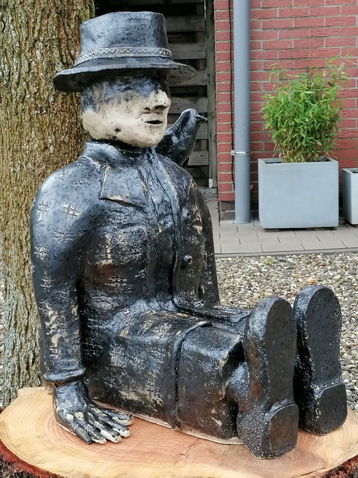 John Doe - sculpture en céramique d'un homme au chapeau cassé