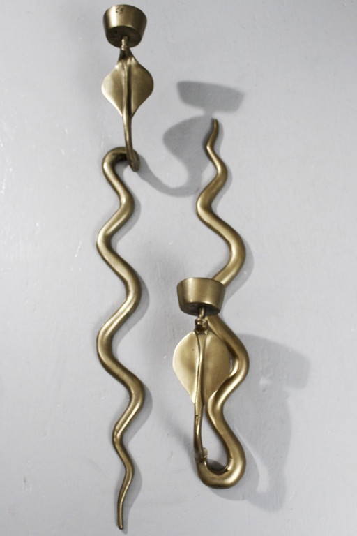 Coppia di grandi applique/candelabri in ottone a forma di cobra, XX secolo.