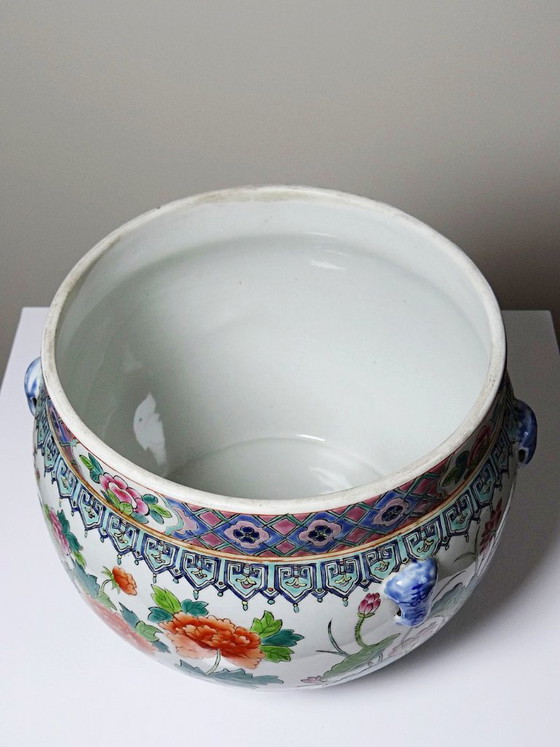 Image 1 of Large covered Chinese porcelain pot, floral famille rose decoration, 20th century