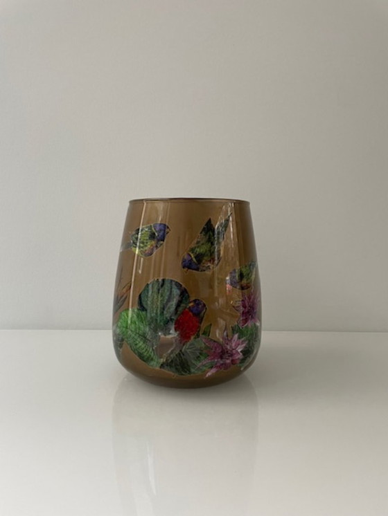 Image 1 of Glazen kaarsenhouder/vaas met exotische vogels – warm goudtint (17 cm)