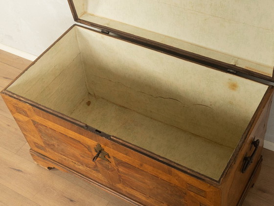 Biedermeier round-lidded chest with inlay, circa 1840, Storage cabinet, Wood, Metal, Brown, Vintage (photo 7 of 9)